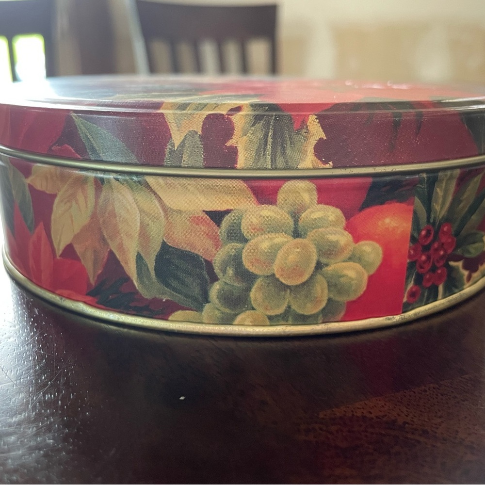 Metal tin with a leaf and grape design